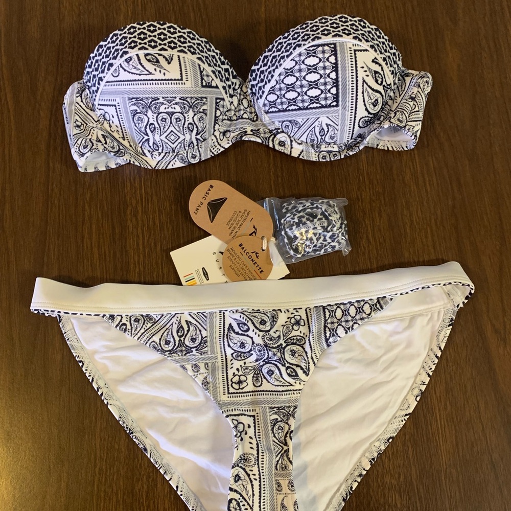 BNWT Jr/Womens 2 piece Swimwear (size Med)
